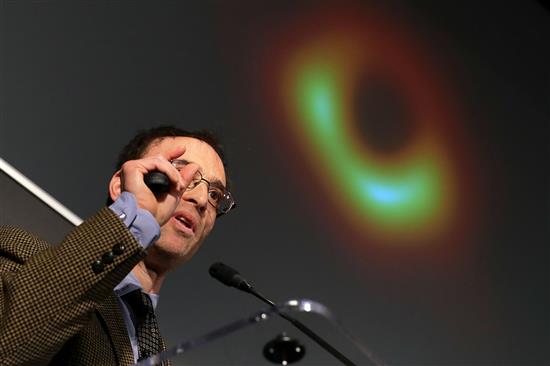 当地时间2019年4月10日，美国华盛顿，“事件视界望远镜”项目主任、美国哈佛-史密森天体物理学中心资深天文学家谢泼德杜勒曼展示人类史上首张黑洞照片。人民视觉 资料图